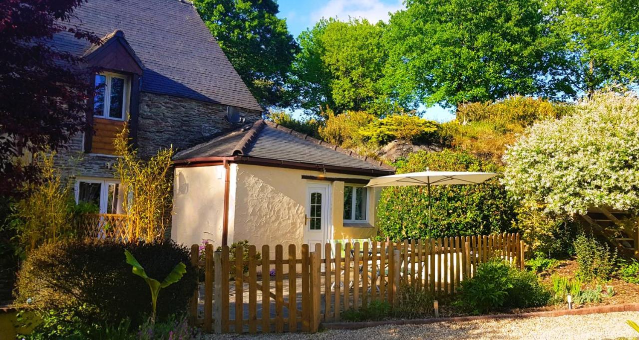 Le Vieux Moulin Gites - A Charming Stone Cottage With Garden View And Seasonal Pool Guégon Zewnętrze zdjęcie